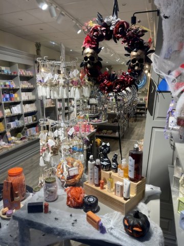 Votre boutique de savon à Villefranche-sur-Saône vous présente sa vitrine d'Halloween